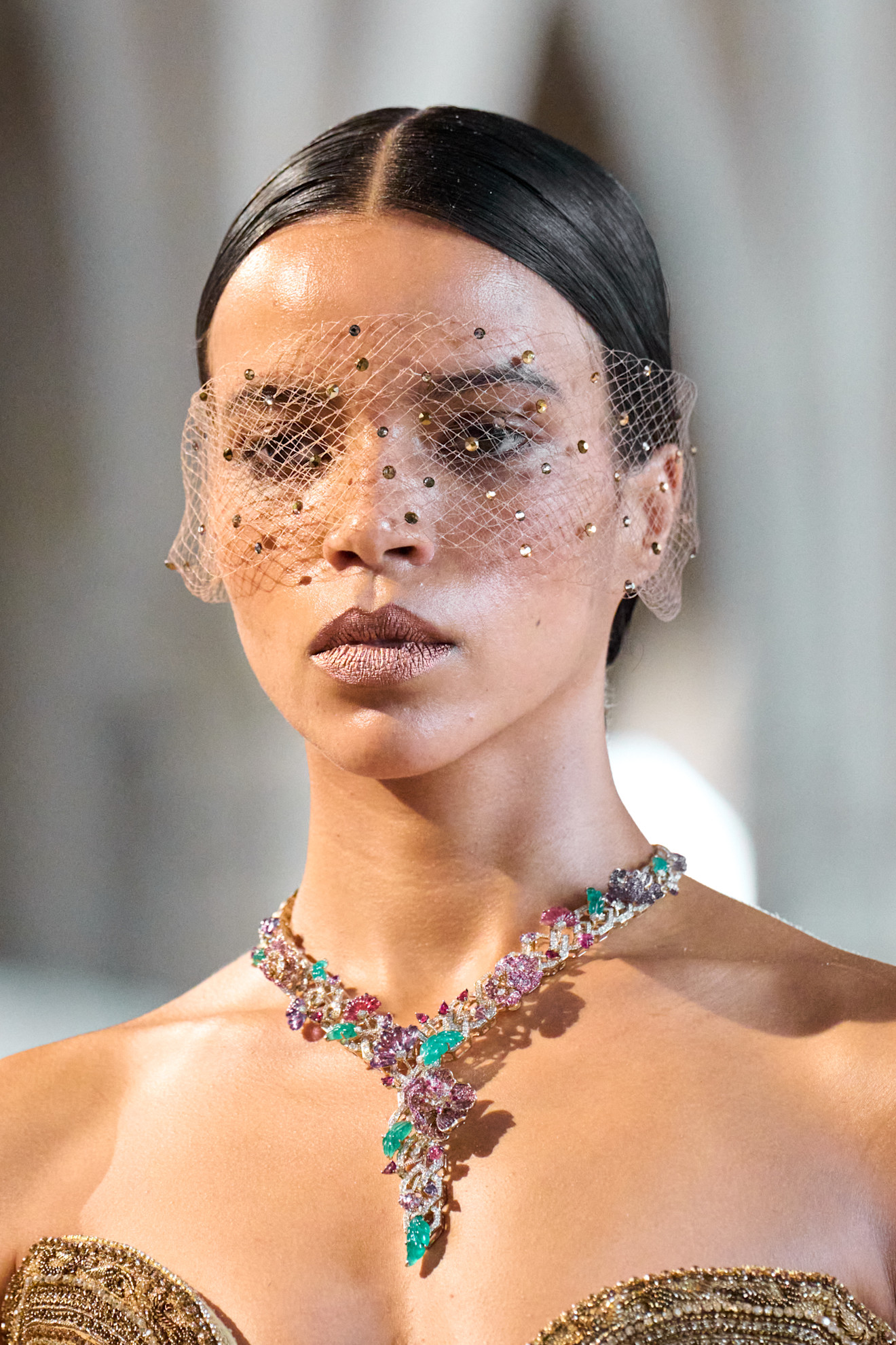 1 رئيسية تسريحات الشعر المبللة مع اكسسوارات الشبك  من دار Rahul Mishra